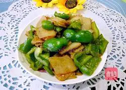 Illustration of how to make fried potato slices with green pepper 7