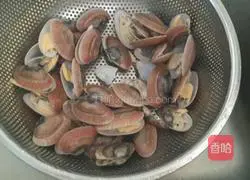 Illustration of how to make stir-fried basil with perilla 2