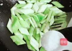 Illustration of how to make fried loofah with minced garlic 12