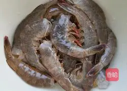 Fried shrimps with peppers Illustration of how to do it 3