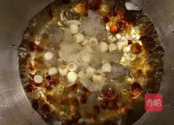 Illustration of how to make peach gum, red dates, tremella and lotus seed soup 6