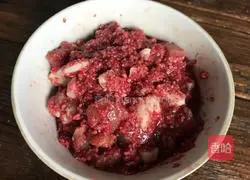 Illustration of how to make steamed pork with orange spice powder 6