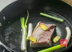 Illustration of how to make fried onions with meat 1