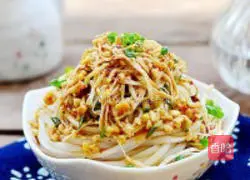 Illustration of how to make cold shredded chicken noodles for high temperatures 10
