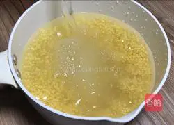 Illustration of how to make shrimp, fungus and millet porridge 2