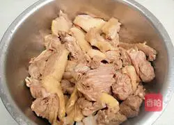 Illustration of how to make Sichuan sour radish and duck soup 3