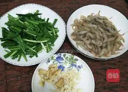 Illustration of how to make stir-fried river shrimp with leeks 1