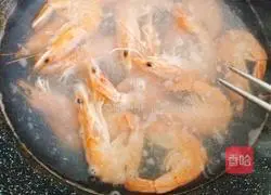 Illustration of how to make boiled shrimp 1