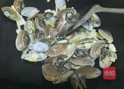 Illustration of how to make stir-fried basil with perilla 5