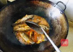Illustration of how to cook small crucian carp with bean paste 7