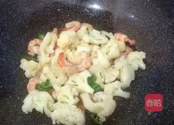 Illustration of how to make fried cauliflower with shrimps 7