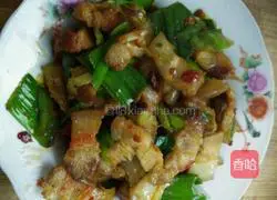 Twice-cooked pork, pork belly, garlic sprouts, Pixian bean paste Illustration of how to do it 5