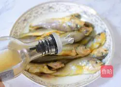 Illustration of how to make dry-fried yellow croaker 3