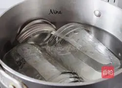 Illustration of making homemade Italian tomato sauce 1