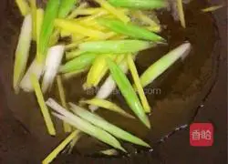 Illustration of how to stir-fry winter bamboo shoots with Fujian mustard greens 5
