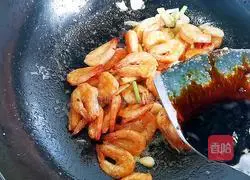 Illustration of braised prawns in oil 9