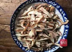 Illustration of how to cook pig ears with three peppers 1