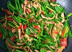 Illustration of how to stir-fry shredded pork with chives and moss 17