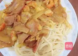 Illustration of how to make bacon and shrimp pasta 1