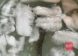 Illustration of how to make cold fish skin 4