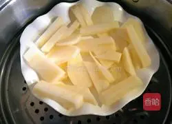 Fruit, Potato and Shrimp Salad (Illustration of tips on how to make eggs without cracking 4