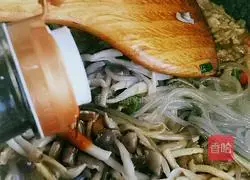 Illustration of how to make fried noodles with seafood, mushrooms and shredded pork 11