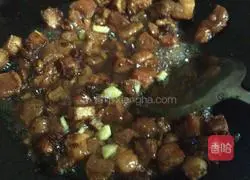 Illustration of how to cook twice-cooked pork with onions 3