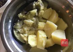 Illustration of how to mix eggplant and mashed potatoes 5