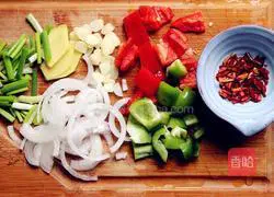 Illustration of how to stir-fry razor clams 3