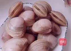 Illustration of how to cook clams in clear water 2