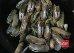 Stir fry razor clams with ginger and onion Practice illustration 5