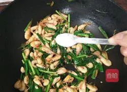 Fried river shrimp with leeks Practice illustration 11