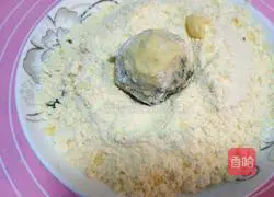 Illustration of how to make thin-crusted shepherd's purse dumplings with large fillings 7