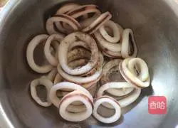 Illustration of how to make fried squid rings 4