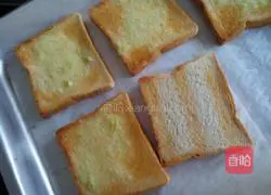 Illustration of how to make garlic bread slices 4