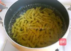 Illustration of how to make spiral pasta 3