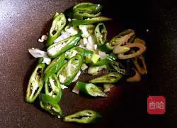 Illustration of how to make vegetarian chicken stir-fry 6