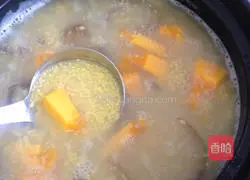 Illustration of how to make sea cucumber, pumpkin and millet porridge 3