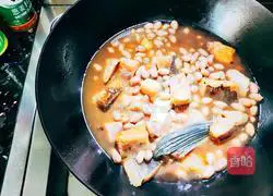 Illustration of how to cook salted fish and roast peanuts 10