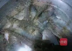 Illustration of how to make shepherd's purse and shrimp balls 1