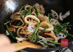 Illustration of how to make spicy squid hotpot 7