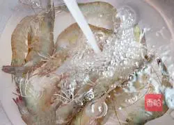 Illustration of how to make spicy garlic-based shrimp 1