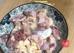 Illustration of how to make steamed chicken with red dates 2