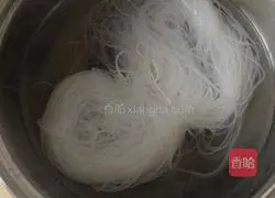 Illustration of how to make garlic vermicelli scallops 3