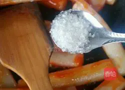 Illustration of how to make fried rice cakes with tomato sauce 5