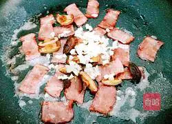 Illustration of how to make creamy bacon pasta 11