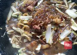 Illustration of how to make cabbage and pork stewed vermicelli 7