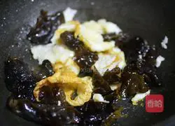 Illustration of how to make scrambled eggs with fungus 9