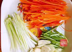 Illustration of authentic Northeastern pot-roasted pork 3