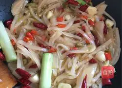 Chongqing sour radish and crucian carp recipe 3